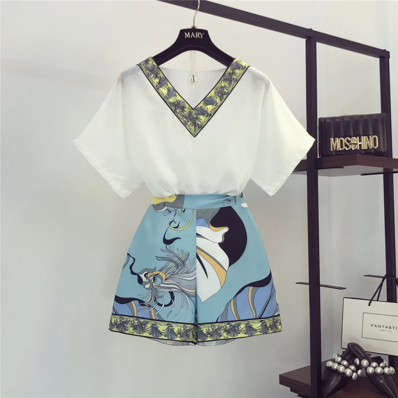 

2019 New Summer Fashion Women's Sets Vintage Printing V Neck Chiffon Top + Casual Wide Leg Shorts All-match Students Suits