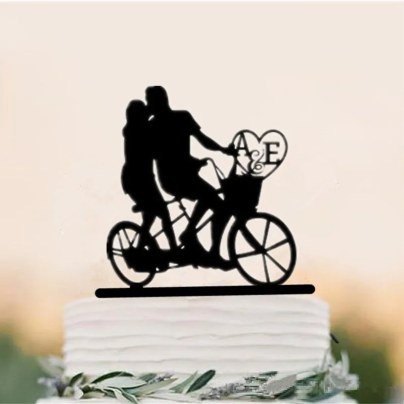 Персонализированные Свадебный торт Топпер-Невеста и жених целование на велосипеде с их имя инициалы письмо