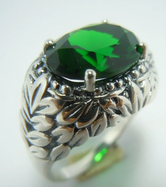 

Vogue of new fund of 2014 plant pattern 9.1 CT luxurious emeralds The ancient silver ring