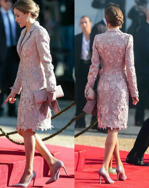 

Chic Lace Mother Of The Bride Dresses With Jacket Knee Length Applique Dusty Mother Gown Long Sleeve 2 Piece Wedding Guest Dress