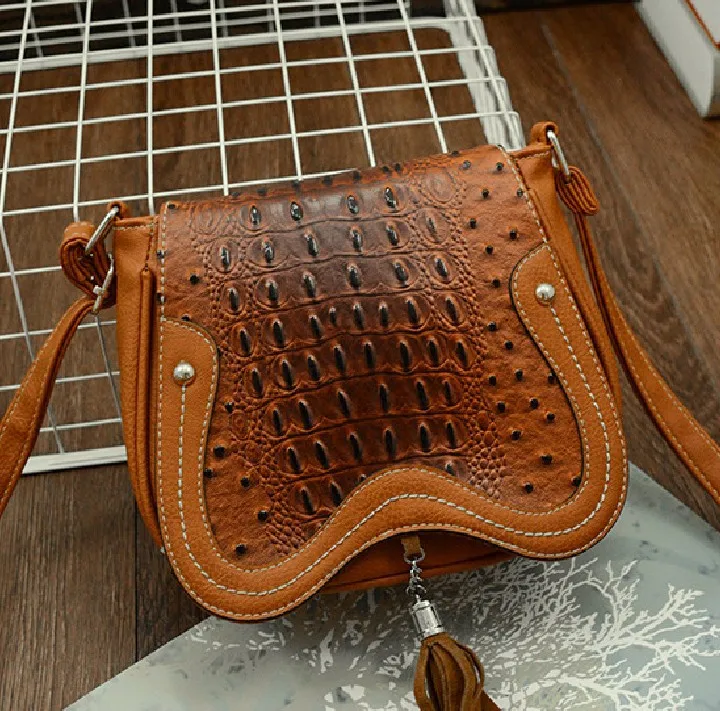 Small fresh 2017 new ladies leather handbag crocodile pattern tassel female bag women s shoulder bag