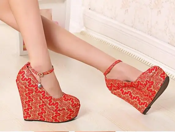 red pumps size 9