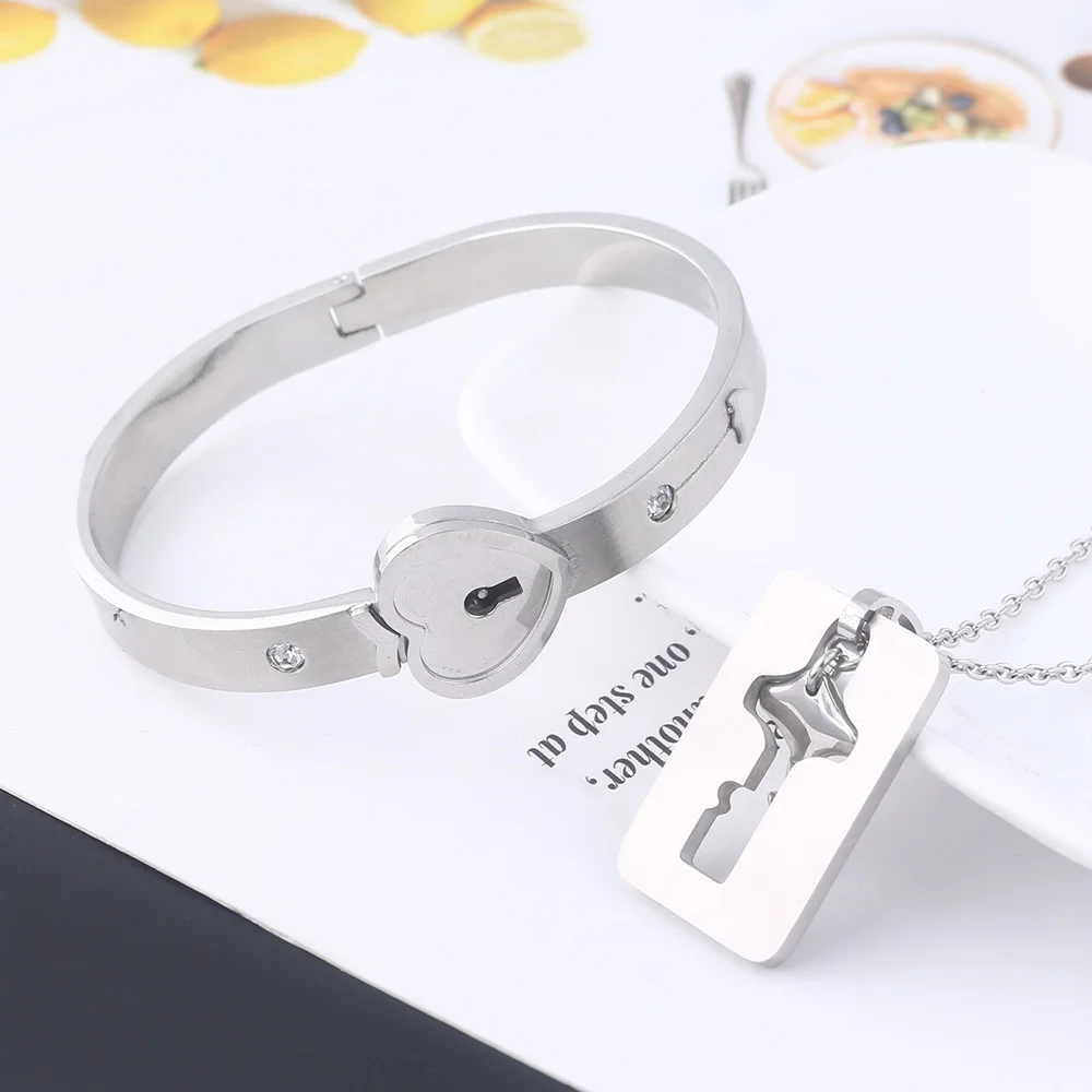 RJ A Set Couple Bracelet His Queen Her King Pendants Cupid Love Heart Lock Key Stainless Steel Choker Lover Keyring Men Jewelry