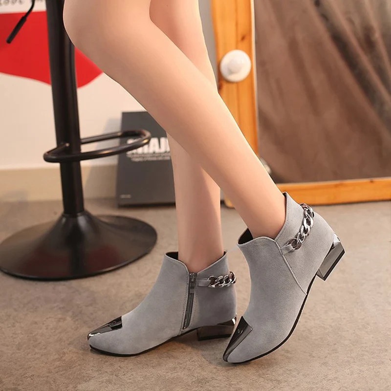 Baratos Tangnest 2019 botas de tobillo para mujer otoño Tacón cuadrado deslizamiento en Flock cuero Booten Metal decoración señoras zapatos casuales XWX6890
