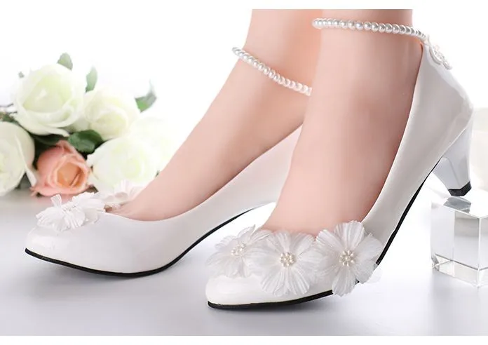 Белые свадебные туфли для женщин, Украшенные бусинами и жемчугом; женские свадебные туфли-лодочки с ремешком на лодыжке; обувь ручной работы для вечеринок