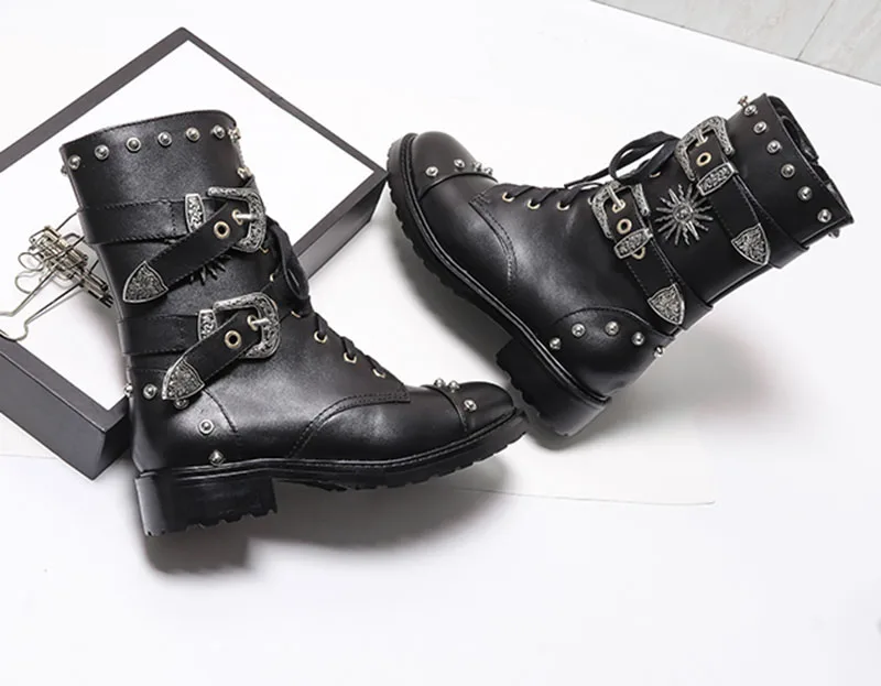 Обувь ручной работы; байкерские черные ботинки в байкерском стиле с роскошными ремешками в стиле панк-рок; ботинки до середины икры на шнуровке с круглым носком и металлическими заклепками; большие размеры
