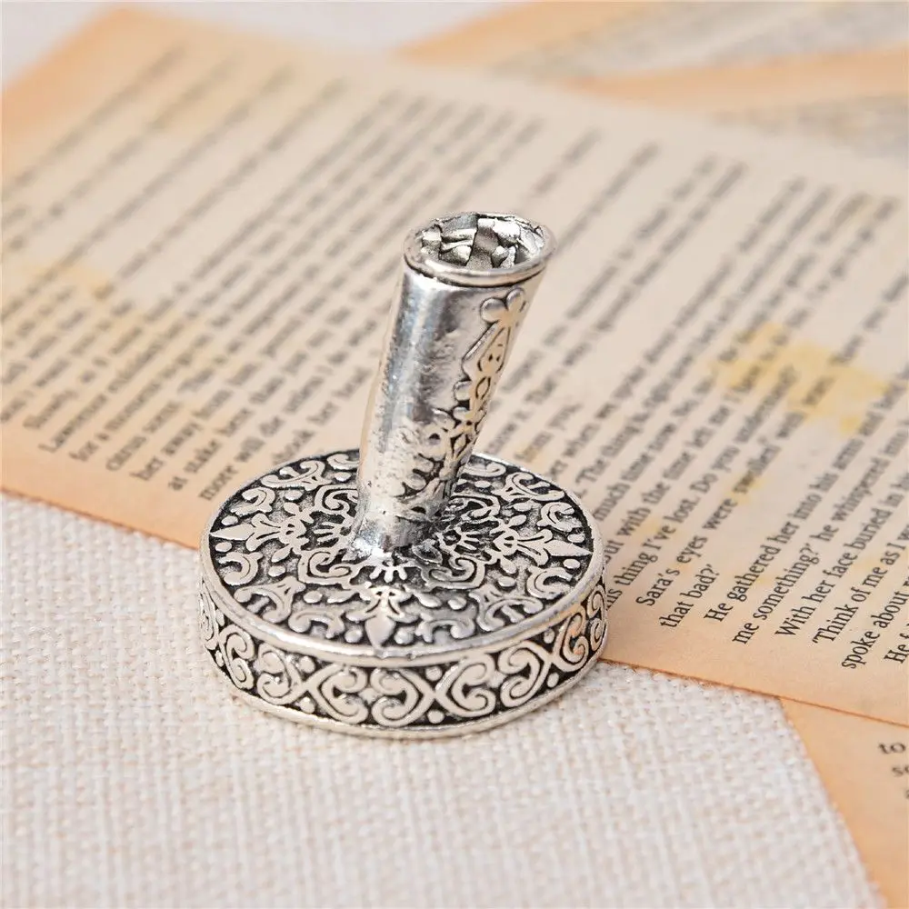 

1PC Vintage Feather Pen Stand Carve Patterns Designed Metal European Style Round Pen Holder School Office Supplies Teacher Gifts