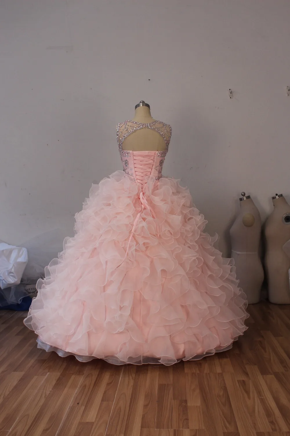 Новое Прибытие Quinceanera Платья Светло-Розовый Бальное платье из Органзы Сшитое Рукава Cap Бисера Оборками Vestidos De 15 Anos Q1006