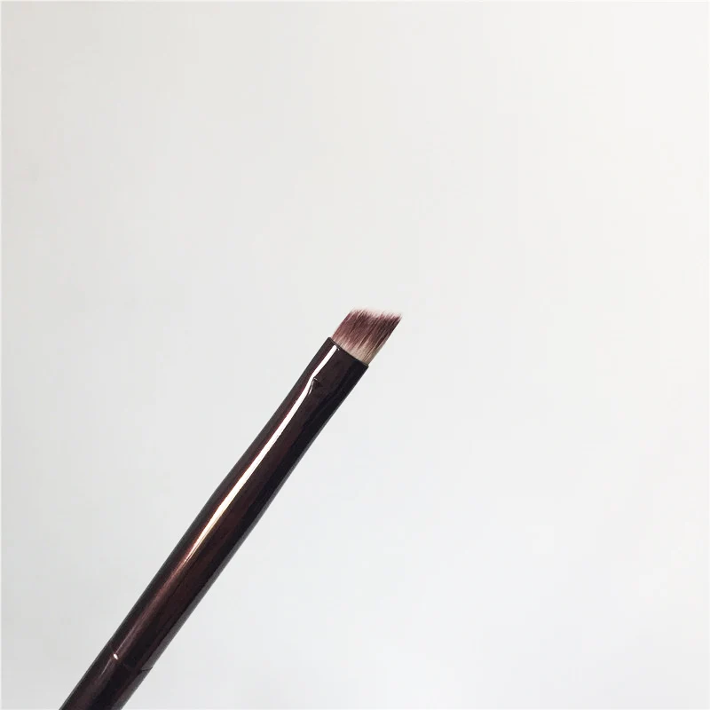 hourglass NO.10 Angled Liner Brush _ 3