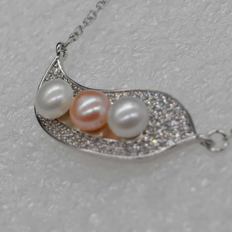 

Lovely leaf & freshwater pearl pendant 45cm chain necklace white or mixed