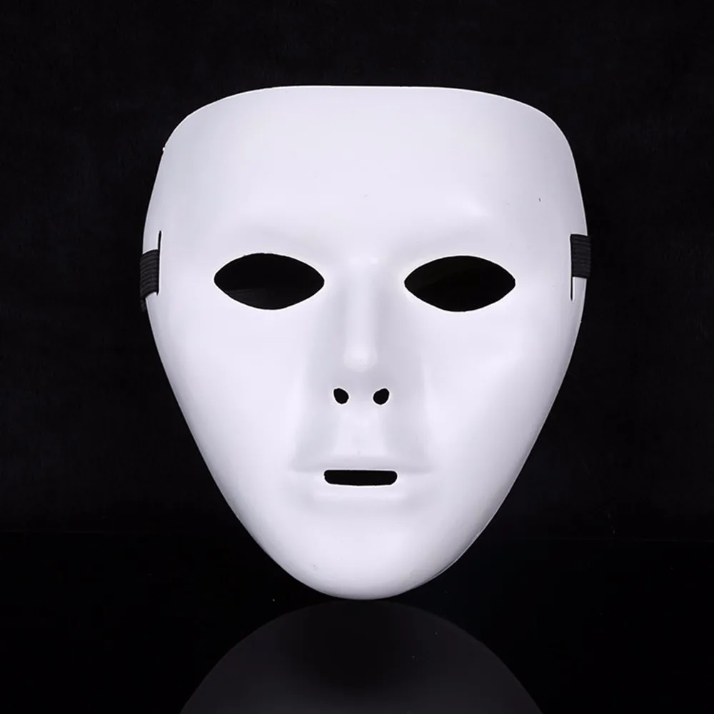 страшные маски из бумаги. маска обычная белая. певец в белой маске с черным смайликом. чисто белая маска. маска белое лицо страшная.
