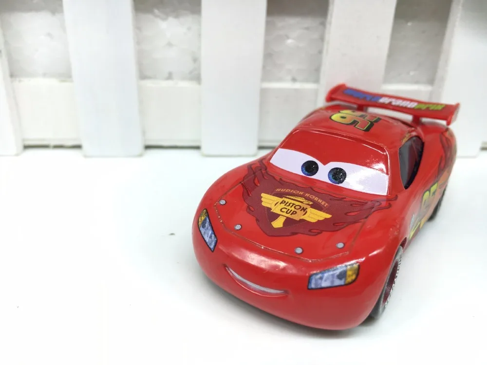 17 видов стилей машинок пиксара и с рисунками из мультфильма Тачки 2 Lightning McQueen