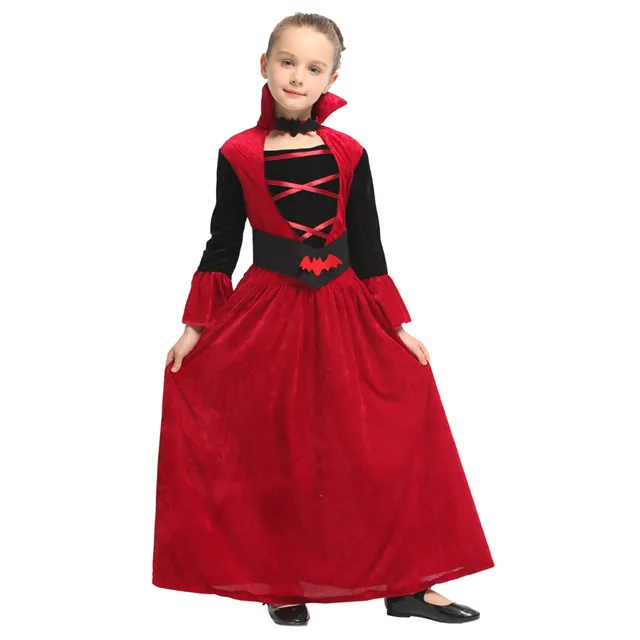 Petite fille portant le déguisement petite vampire pour fille qui se compose d'une longue robe rouge et noir, avec une ceinture noire ajustable et un ras de cou rouge, sur fond blanc.
