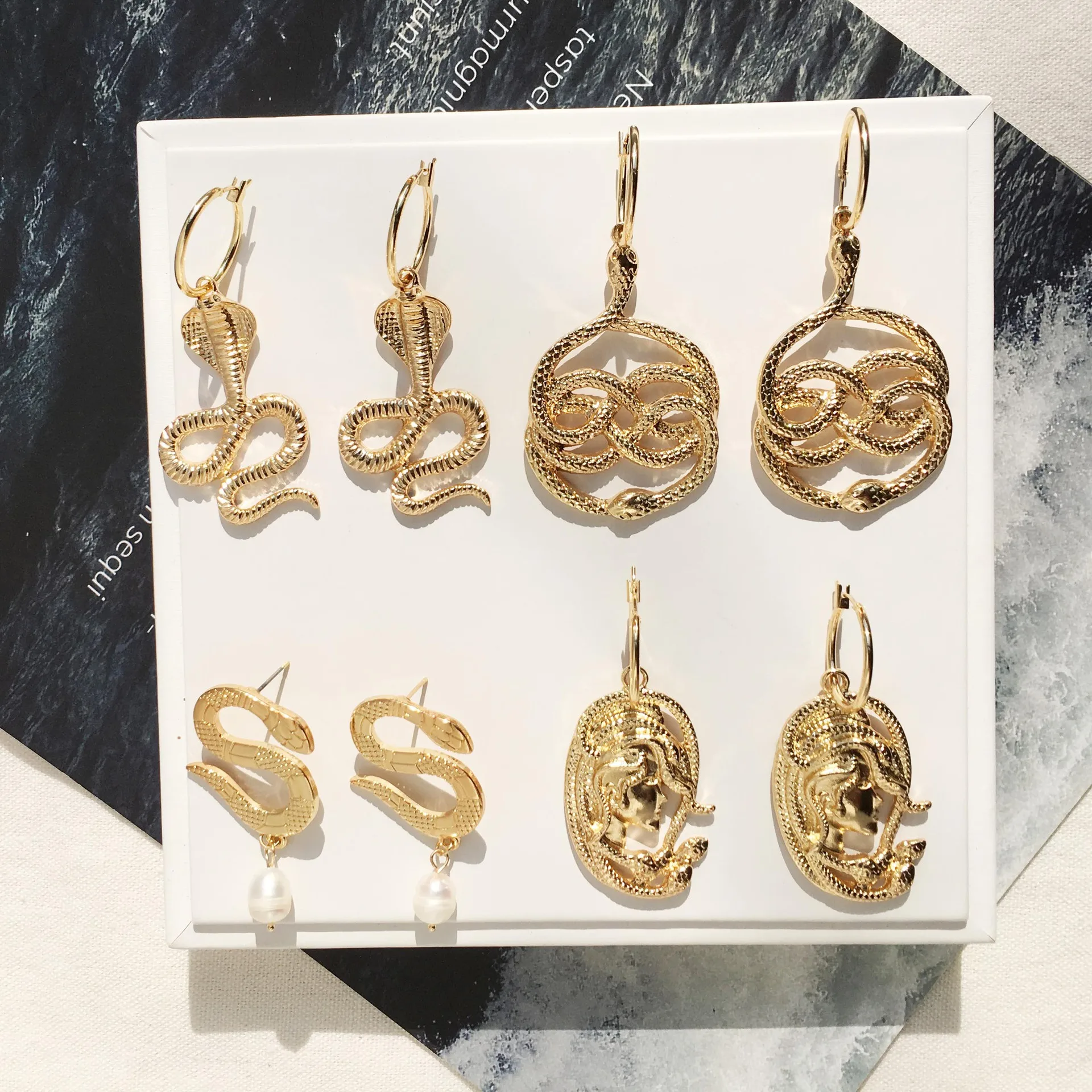 

1Pair European Animals Snake Earrings for Women Jewelry Retro Exaggerated Long Cobra Hoop Earrings Fashion Womens Earings E239
