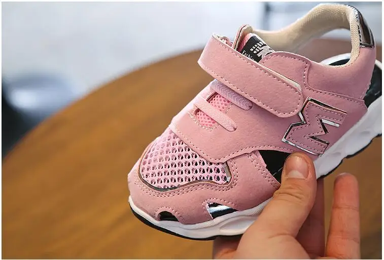 Kkabbyii сезон: весна–лето Новый Модная обувь в Корейском стиле для Обувь для мальчиков сандалии для девочек из сетчатого материала сандалии