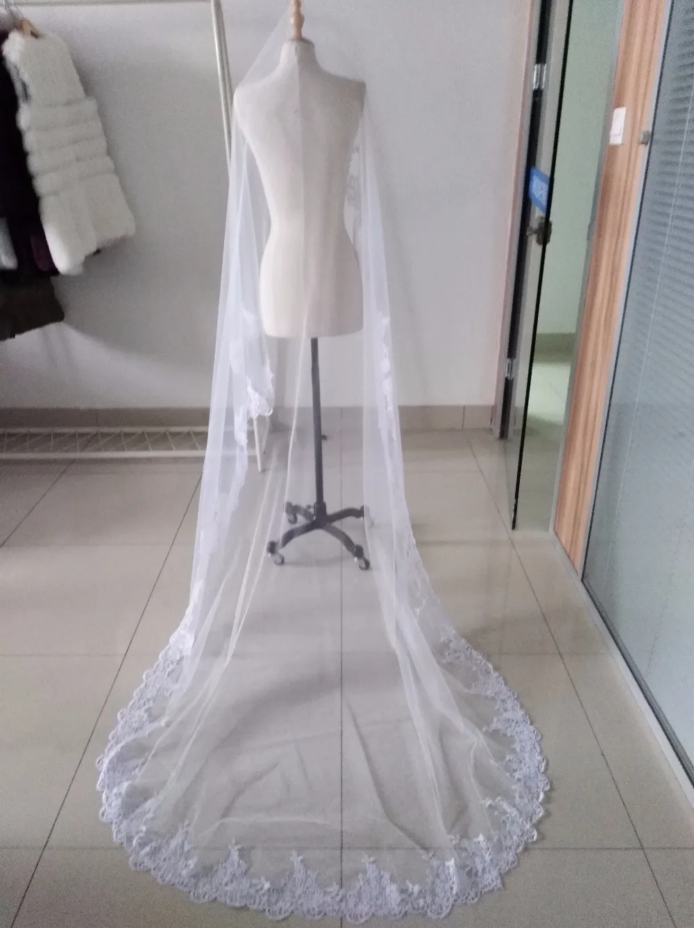 Вэу-де-noiva longo 2,7 метров белая слоновая кость для новобрачных покрывал кружевная Апликация Край свадебная вуаль свадебные аксессуары