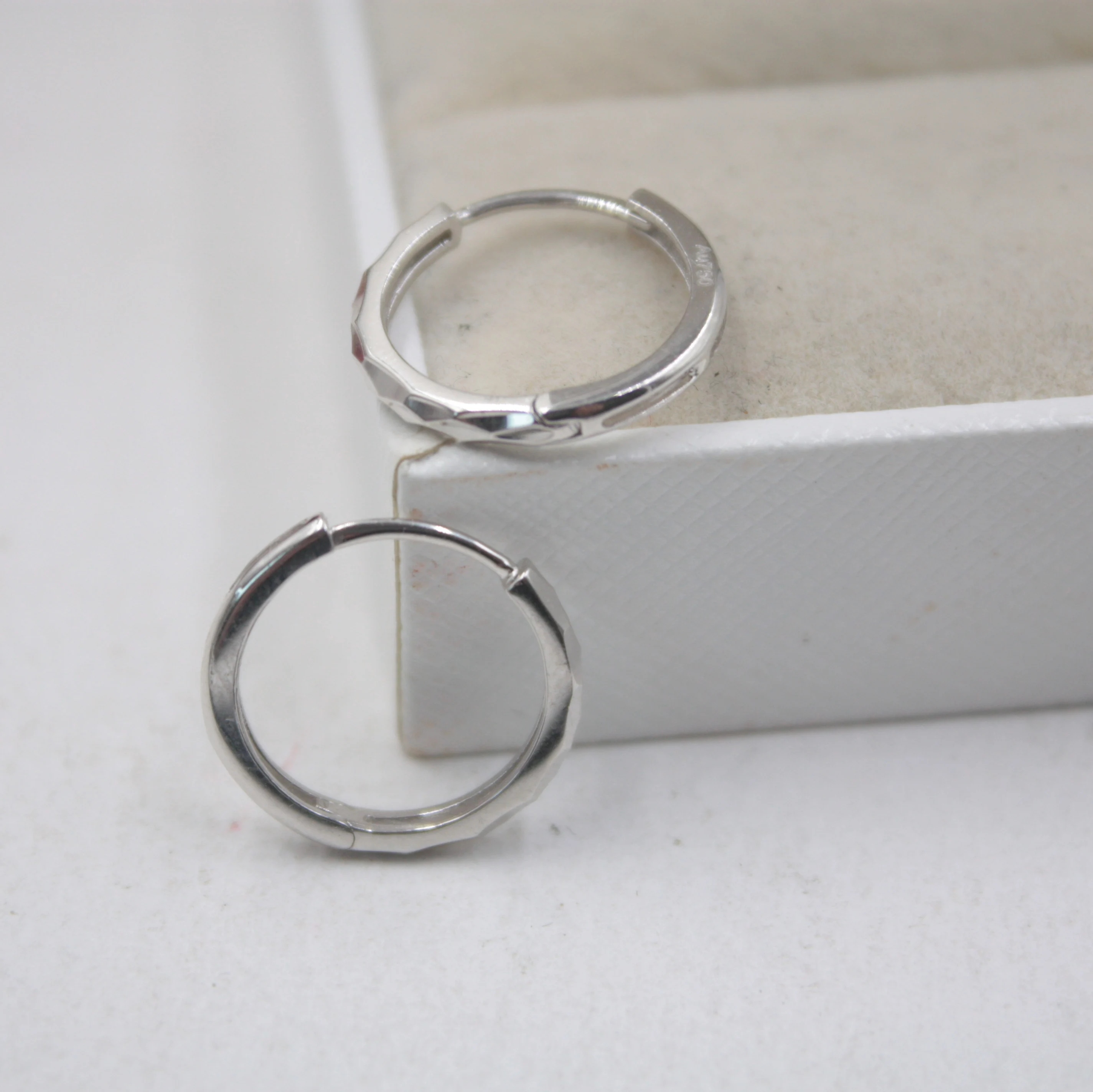 

Real 18K White Gold Earrings Perfect Carved Woman Lucky 15mmDia New Hoop Earrings For Women Girl 1.9-2.1g Jewelry