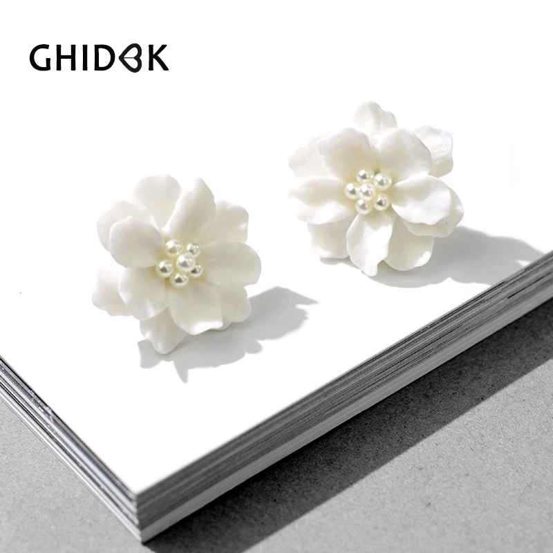 

GHIDBK Dainty White Flower Small Stud Earrings for Women Elegant Resin Floral Post Earrings Tiny Pearls Weddings Studs Earrings