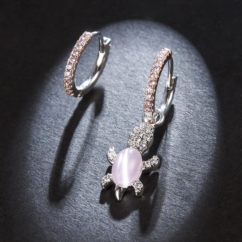 

Famous New Design Pink Zircon Baby Turtle Earrings Asymmetry Hoop Earrings for Girls Drop Shipping Animal Monaco Earring