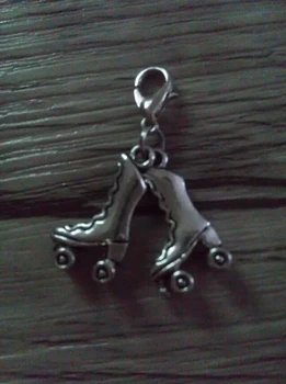

Vintage Silvers ONE PAIR ROLLER SKATES Alloy Floating Locket Charms Pendants Clasp Clip For Bracelet Women DIY Jewelry C115