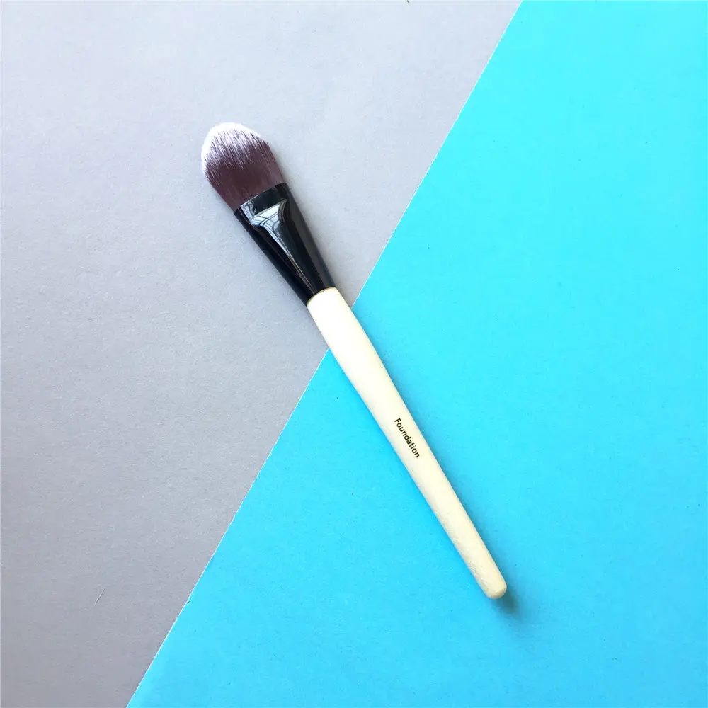 BOBBI BROWN FOUNDATION BRUSH _ 1