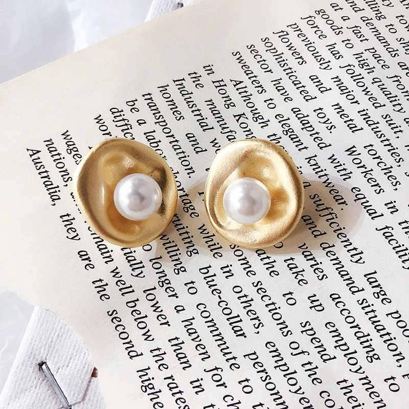 

WTLTC Minimalist Hammered Coin Pearls Stud Earrings for Women Geometric Disc Post Earrings Vintage Baroque Studs Earrings Gifts