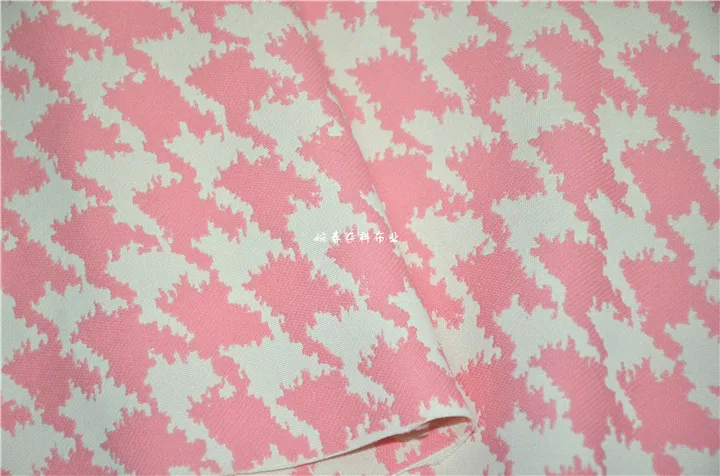 Ткань из жаккардовой вискозы черный и розовый фон с гусиной лапки цена за 1 метр