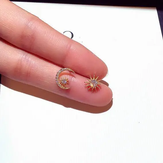 

Newest Temperament Star and Moon Stud Earrings Female Asymmetric Earrings European and American Personality Earrings