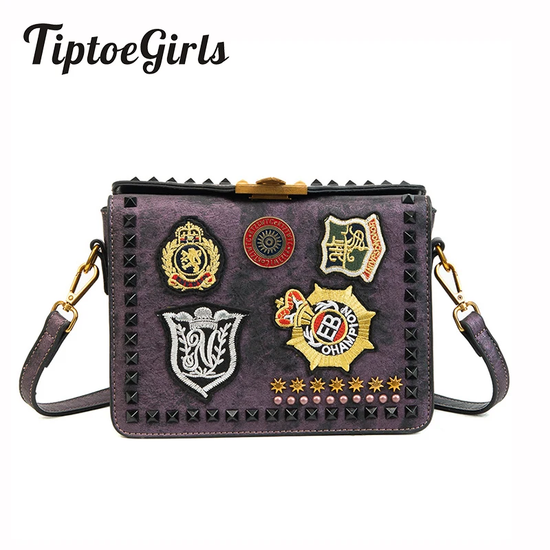 

Multi-Layer Small Rivets Personality Badge Korean Version of the New Casual Fashion Shoulder Messenger Bag Handbag Tide