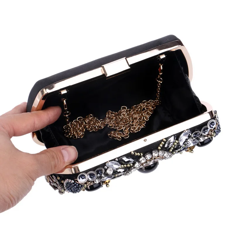 Luxy Moon Silberne Pailletten-Clutch mit schwarzen Kristallen, Rückansicht von innen