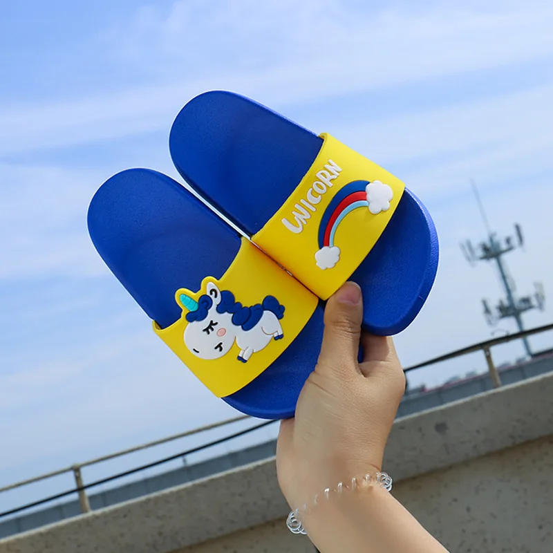Тапочки с единорогом для маленьких мальчиков и девочек; детские летние пляжные вьетнамки с рисунком радуги; милые домашние тапочки для детей; нескользящая обувь - Цвет: Blue