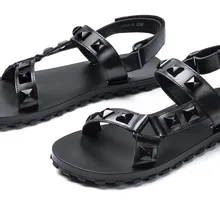 Для мужчин Летние черные из натуральной кожи личности заклепки Повседневное кожаные шлепанцы Для мужчин летние римские простые черные кожаные тапочки с плоской подошвой