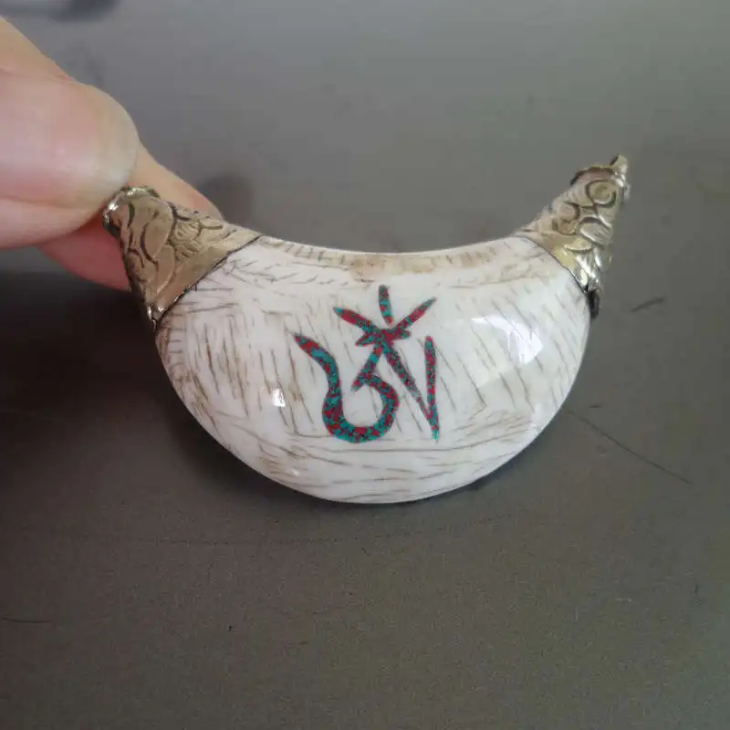 

TBP114 Tibetan OM Amulet Pendants Locket Nepal Naga Conch Shell