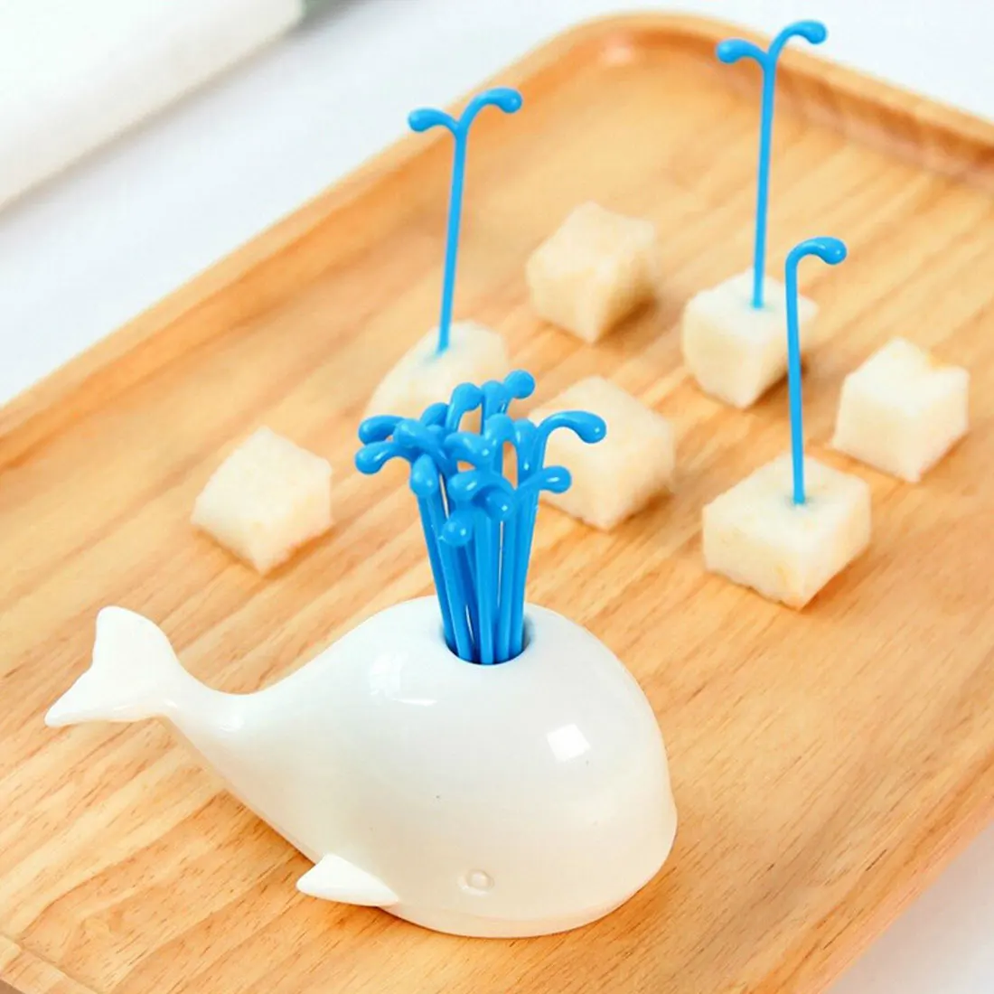 

1set Novelty Fruit Vegetable Tools Creative White Whale Design Jar Spray Fruit Pick Kitchen Tool