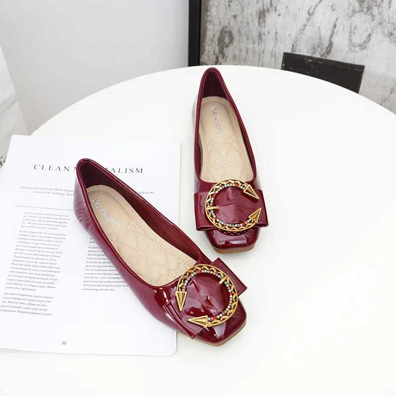 

2019 spring new fashion simple solid color flat shoes women patent leather wild comfortable shoes.