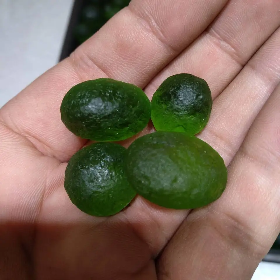 4 шт зеленый драгоценный камень MOLDAVITE метеорит ударопрочное стекло чешский|Камни|