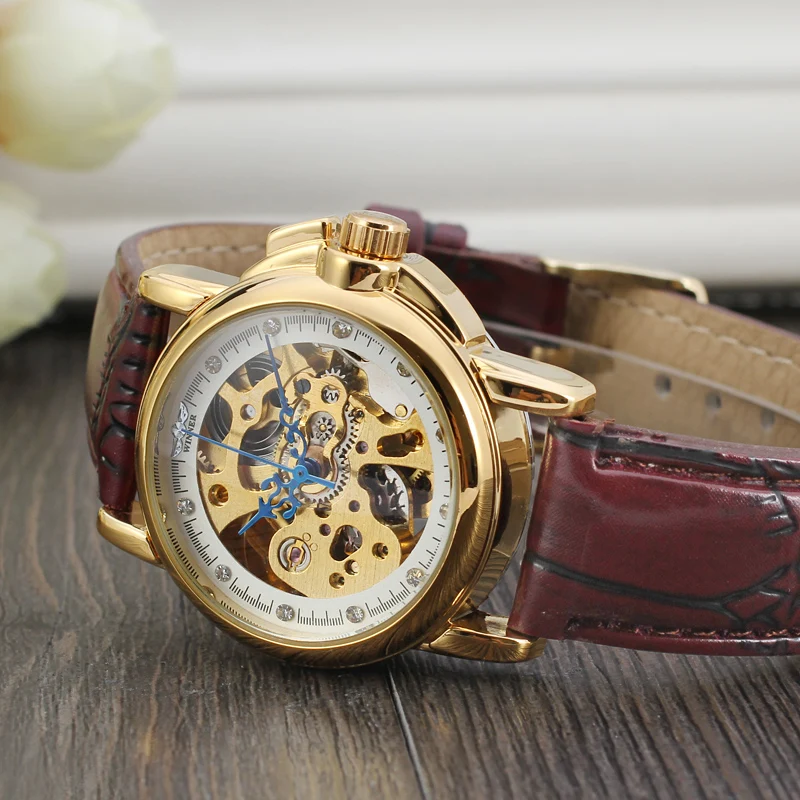Relógio vencedor branco e dourado superfície com