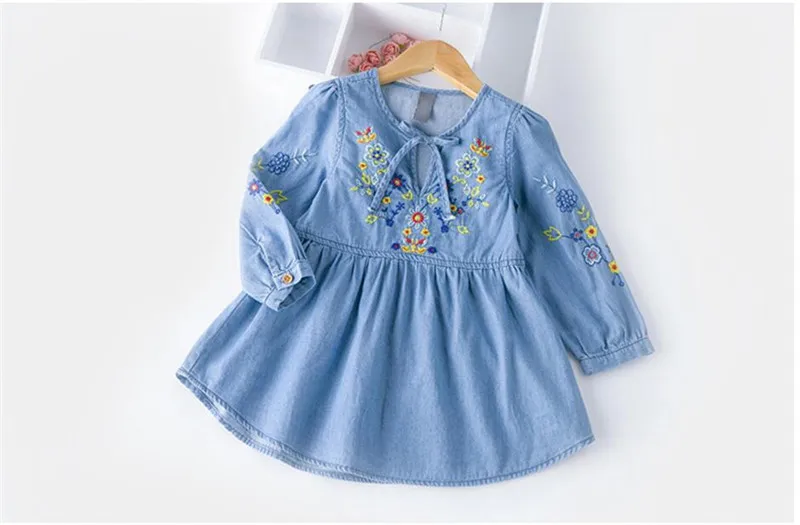 Осеннее хлопковое джинсовое платье; платье с цветочным рисунком для маленьких девочек; винтажные вечерние платья с вышитыми цветами; одежда для малышей
