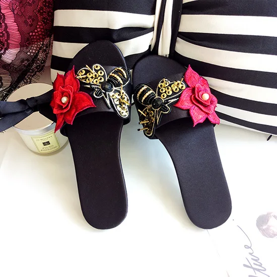 Женские летнии шлепанцы Модные женские шелковые тканевые мягкие тапочки со стразами домашние Банные Тапочки пляжные вьетнамки