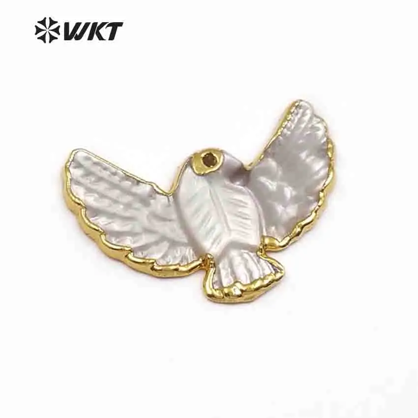

WT-JP078 Amazing Design Bird Of Peace Shape Shell Pendant Natural Sea Shell With Dainty Crave Gold Trim Peace Dove Pendant Jewel