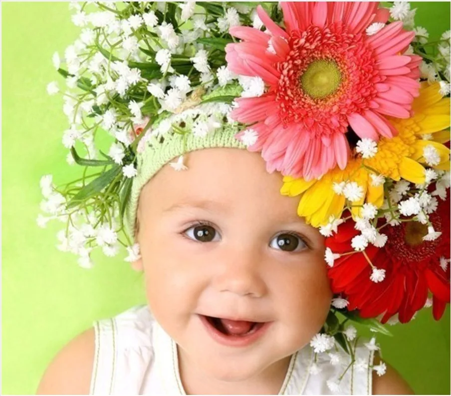 улыбка цветов. цветок с зубами. улыбка цветов. цветы в волосах. красивые зубы.