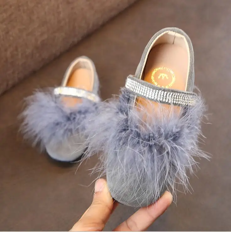 Осенне-зимняя модная обувь для девочек с натуральным мехом; мягкая обувь принцессы с перьями страуса для маленьких детей; обувь на плоской подошве со стразами