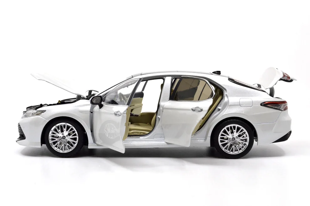 Модель Paudi 1/18 1:18 Масштаб Toyota Camry 8-го поколения белая литая под давлением модель автомобиля коллекция игрушек модель автомобиля открываются двери
