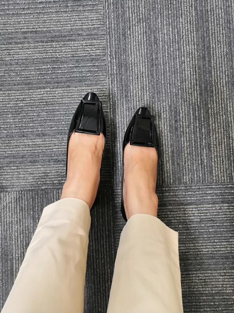 Коричневые туфли без застежки из лакированной кожи; Новейшая китайская Дизайнерская обувь с квадратным носком в китайском стиле; Женская Роскошная обувь года; Брендовая женская обувь из натуральной кожи черного цвета