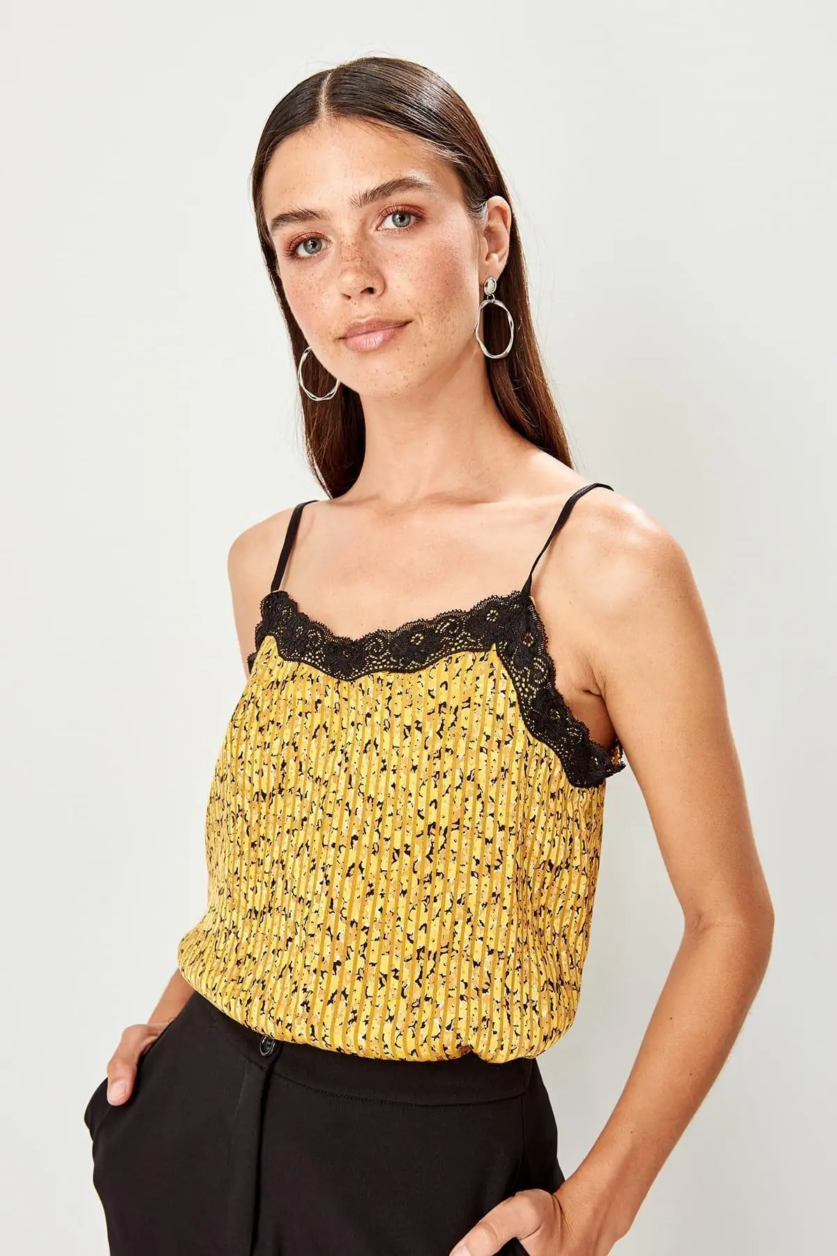 Trendyol горчичные кружевные детали Bluz TWOAW20BZ0122 |