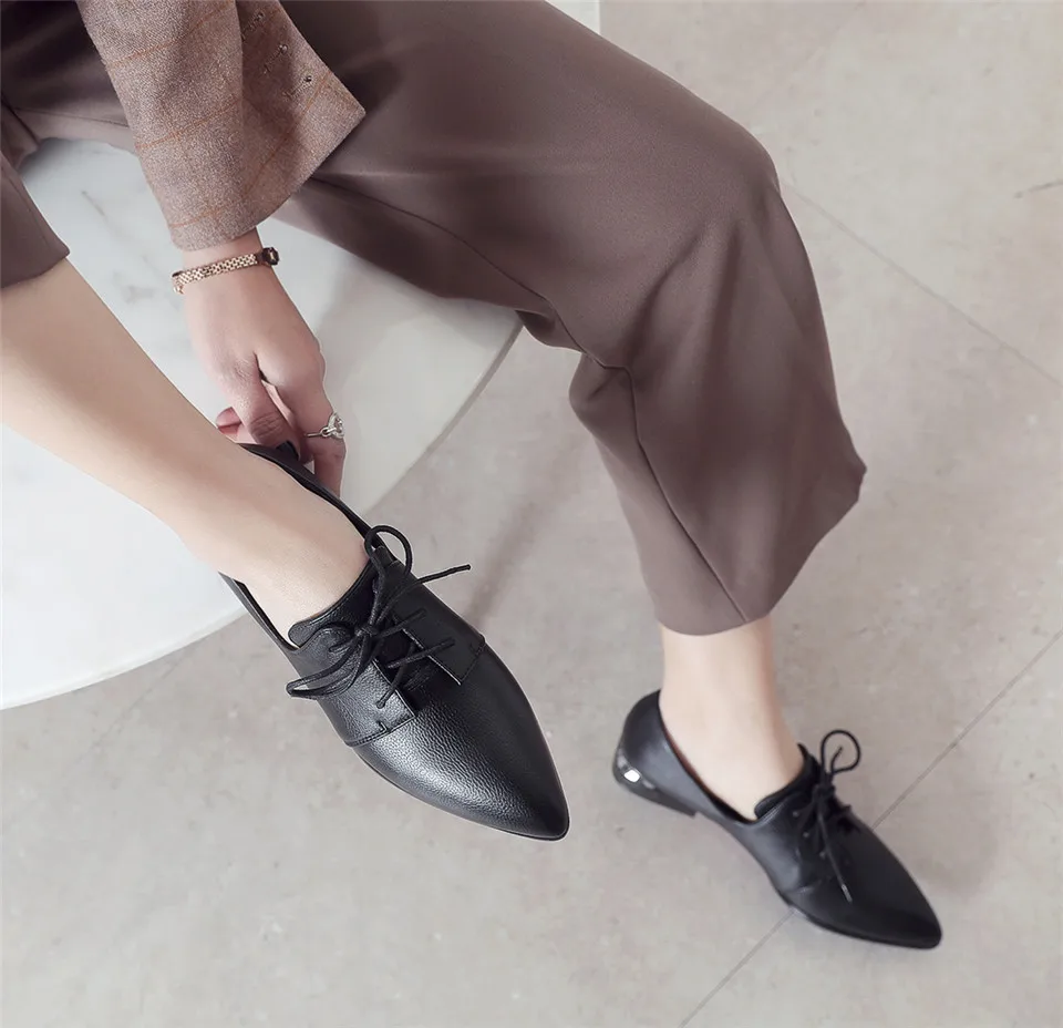 Женские туфли-оксфорды в британском стиле из искусственной кожи с острым носком; Цвет Черный; повседневные офисные женские туфли-броги на шнуровке в стиле ретро; Цвет Красный