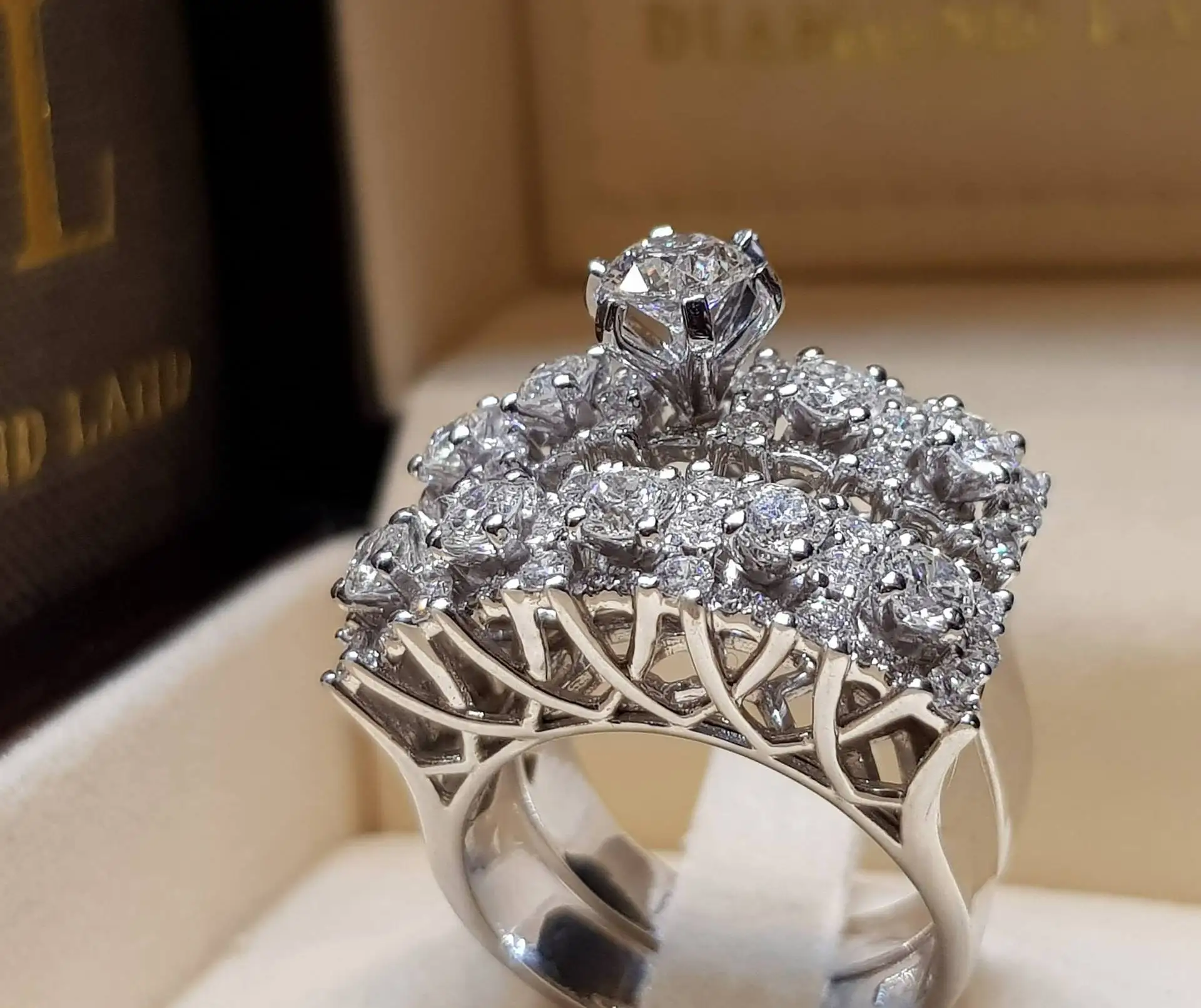 

New creative hollow inlay rhinestone engagement ring wedding banquet ring