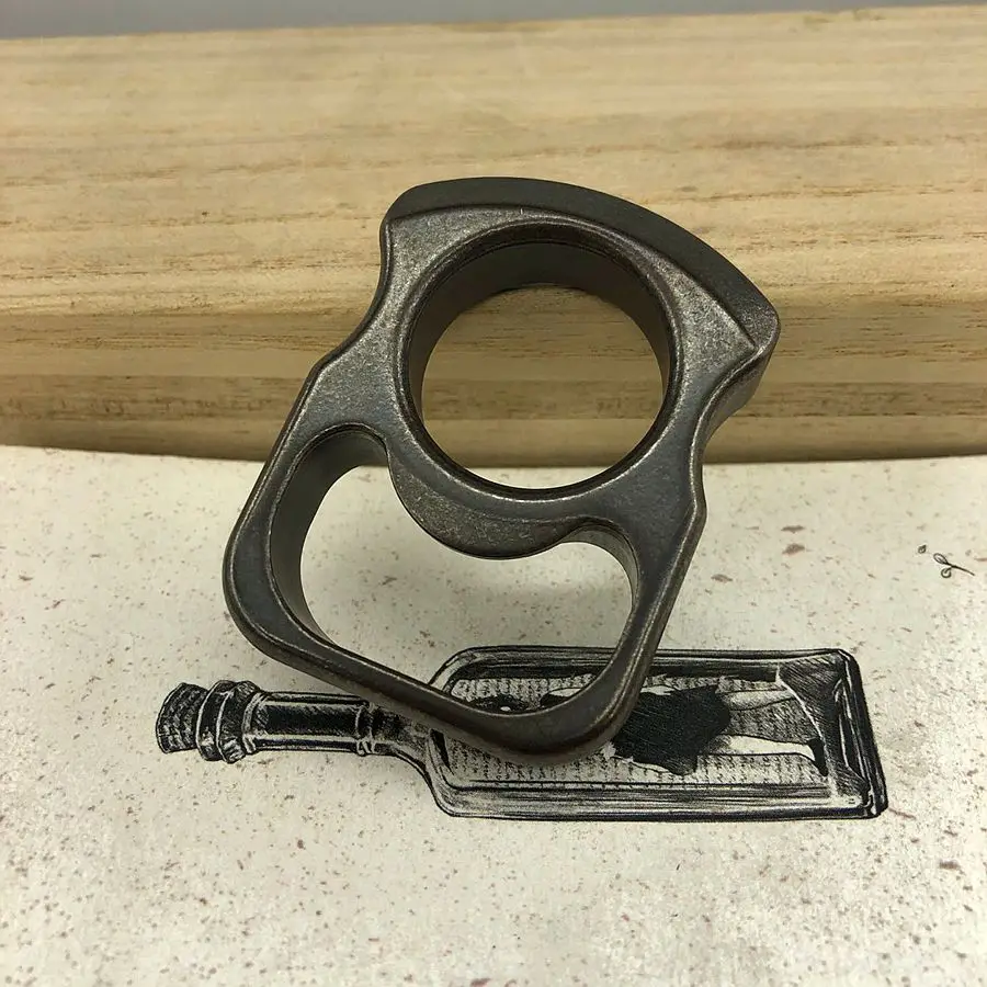 

Multifunction Outdoor Tools Black Color Brass Keychain Tactical Opener Single Holes Outdoors Broken Window Tool