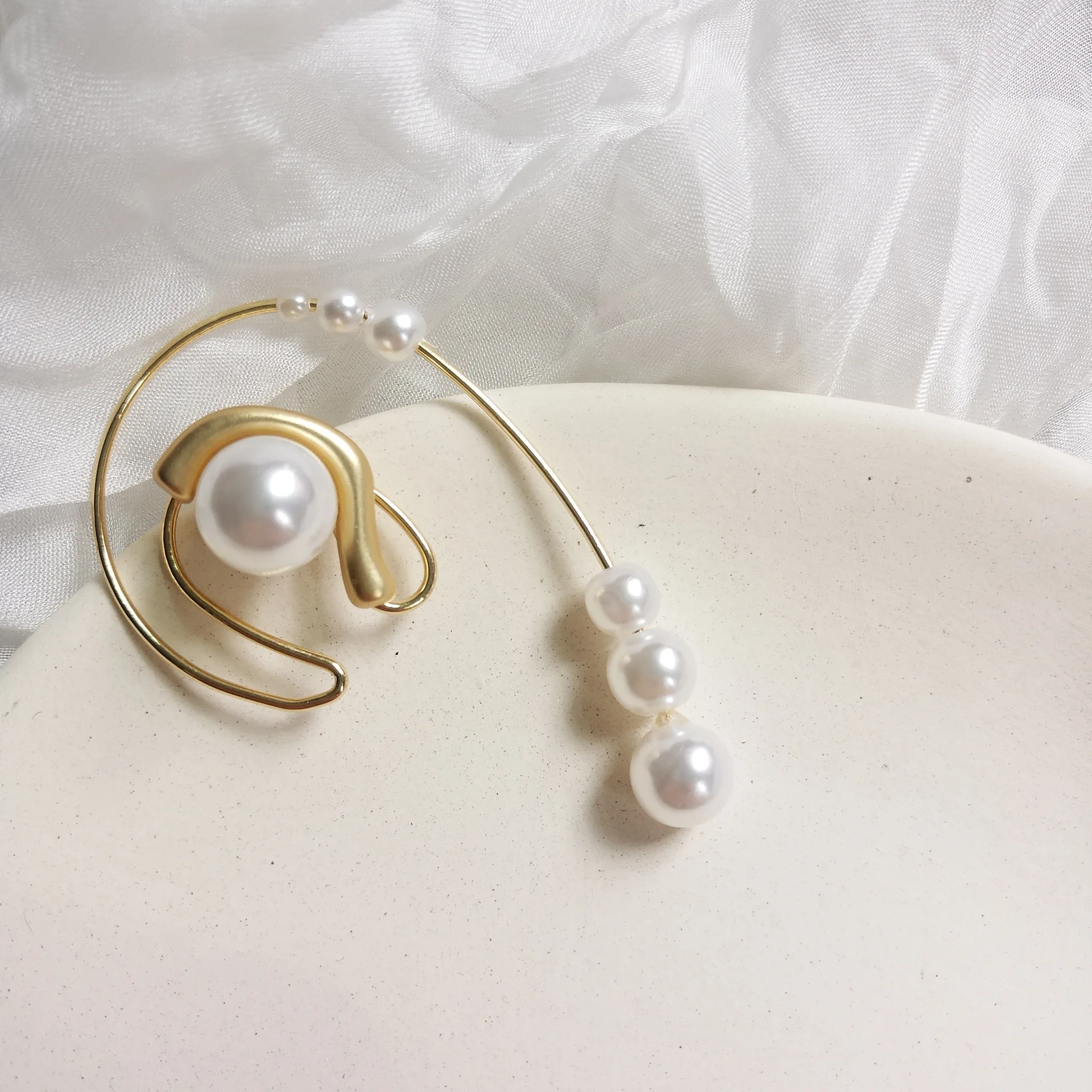 

New Earrings for Women Trendy Metal Round Ear Cuff Pearl Rhinestone Clip Gold Earring Without Piercing Jewelry Gift