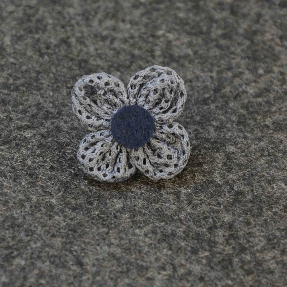 

Mdiger Pin Corsage Men Women Floral Lapel Pin Brooches Mesh Hollow Flower Brooch Trendy Men's Suit Accessories 2 Colors
